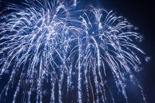 Grandi fuochi d'artificio durante l'evento festivo di notte — Foto Stock