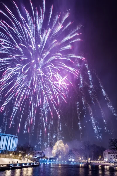 Fuochi d'artificio multicolori sul fiume in città5 — Foto Stock