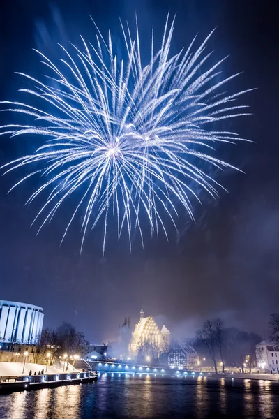 Velký modrý ohňostroj nad řekou v noci — Stock fotografie
