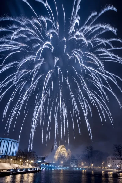Grandi spettacolari fuochi d'artificio sul fiume di notte — Foto Stock