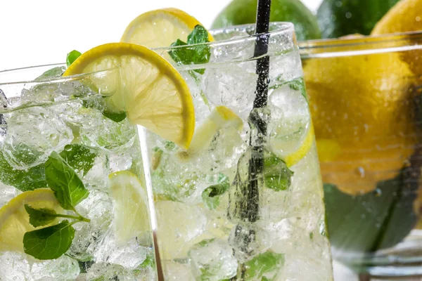 氷とレモン飲み物をクローズ アップ — ストック写真