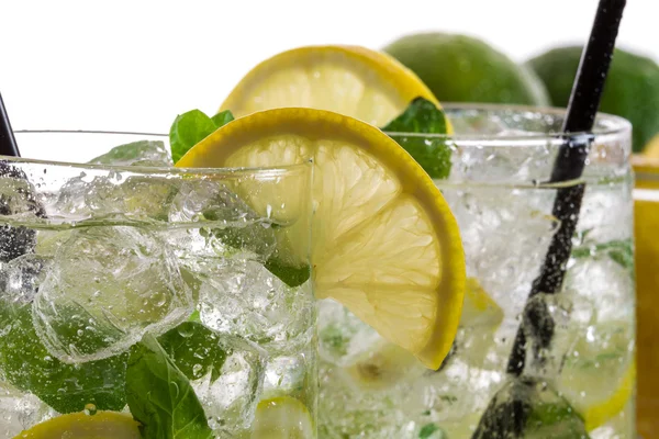 Primer plano de la bebida de limón con hielo en vidrio — Foto de Stock