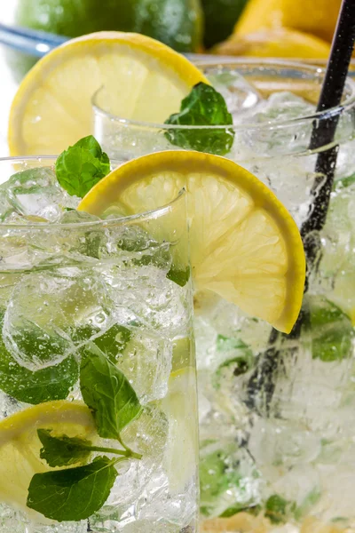 Крупный план холодного лимонного напитка с мятой — стоковое фото