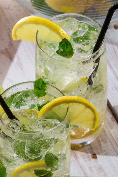 ミントの葉と冷たいレモン飲み物 — ストック写真