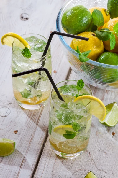 Closeup de bebida fria feita de frutas cítricas — Fotografia de Stock