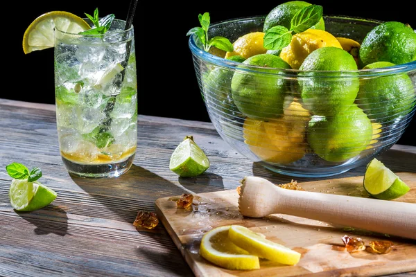 Closeup of mojito drink with citrus and ice — Stock Photo, Image