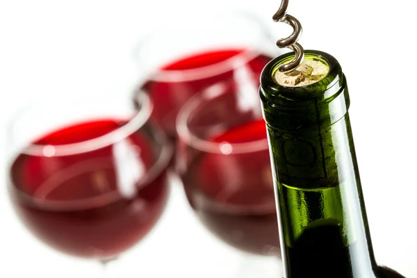 Fechar a garrafa de vinho de abertura — Fotografia de Stock