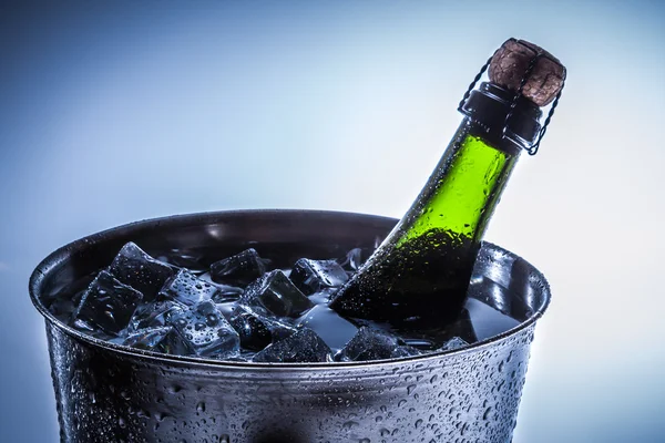 Balde de gelo com gelo e champanhe — Fotografia de Stock
