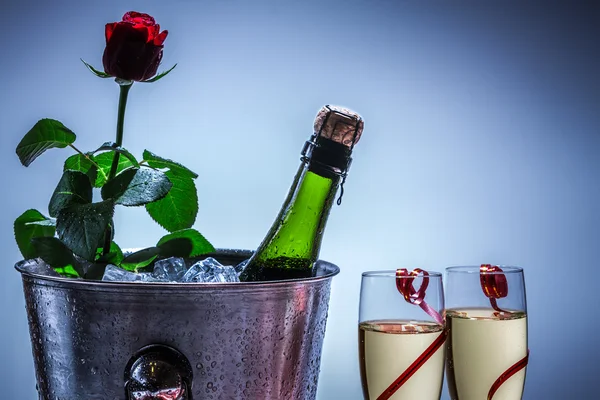 Červená růže a champagne v zimě — Stock fotografie