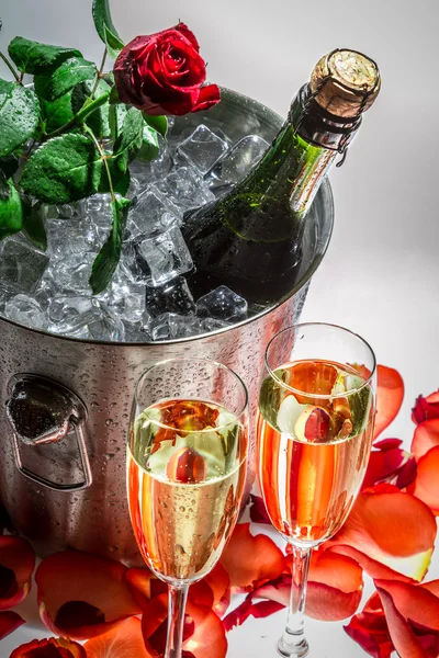 Closeup červené růže a studené šampaňské na oslavu — Stock fotografie