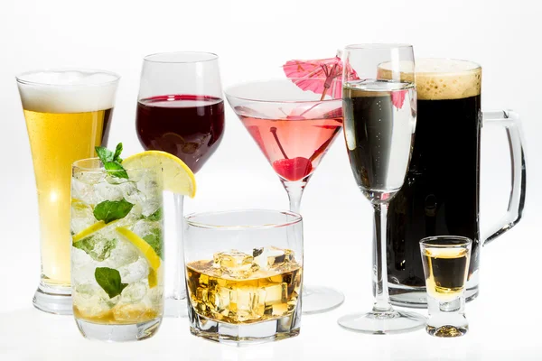 Diferentes tipos de álcool em um fundo branco — Fotografia de Stock