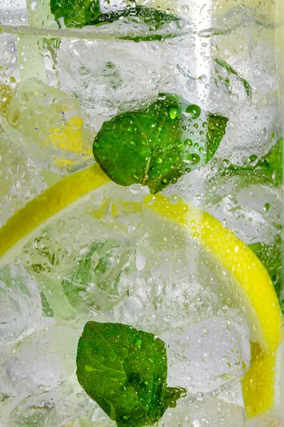 Primer plano de la bebida de limón con hoja de menta — Foto de Stock
