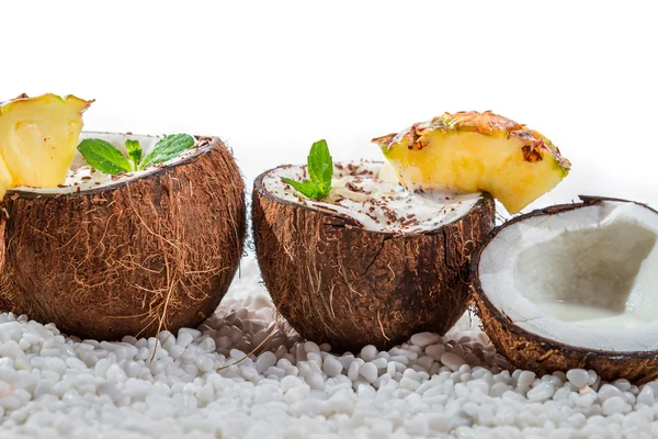 Bebida de Pinacolada com chocolate e folha de hortelã — Fotografia de Stock