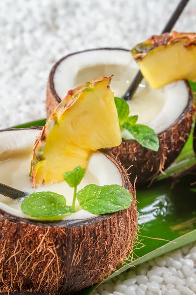 Nahaufnahme von Pinacolada in einer Kokosnuss — Stockfoto