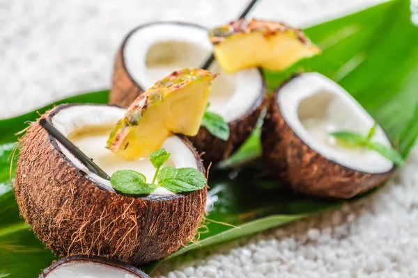 Pinacolada com folhas de hortelã fresca servida em coco — Fotografia de Stock