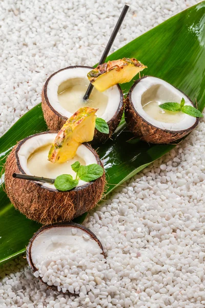 Pinacolada met ananas geserveerd in een kokosnoot — Stockfoto