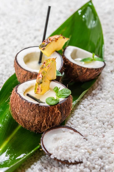 Напій з м'ятою, поданий у свіжому кокосовому горіху — стокове фото