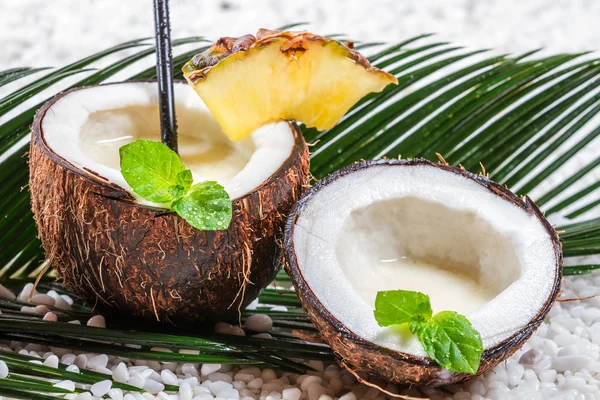 Închiderea băuturii proaspete pinacolada servită într-o nucă de cocos — Fotografie, imagine de stoc