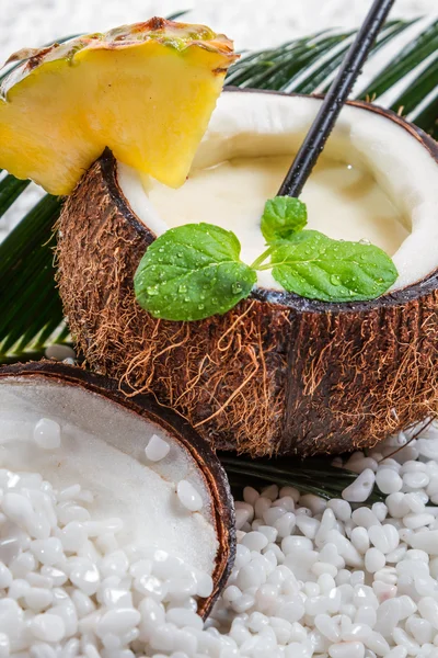 Zbliżenie pinacolada w kokos na plaży — Zdjęcie stockowe