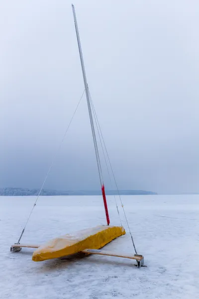 Łódź lodu na zamarzniętym jeziorze w zimie — Zdjęcie stockowe