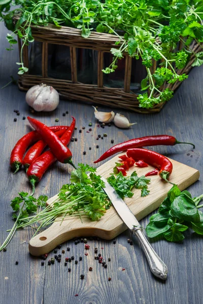 Zubereitung von Gerichten aus frischen Gewürzen und Kräutern — Stockfoto