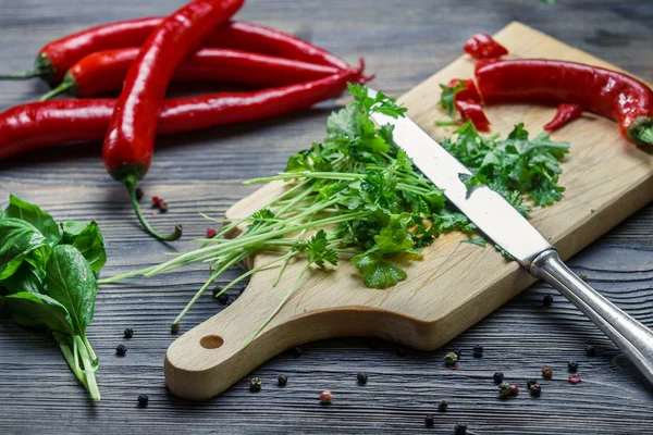 Preparazione di piatti a base di spezie fresche ed erbe aromatiche — Foto Stock