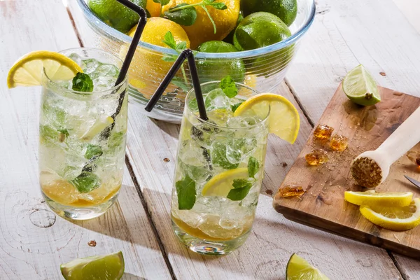 Frisches Zitrusgetränk für den Sommer — Stockfoto