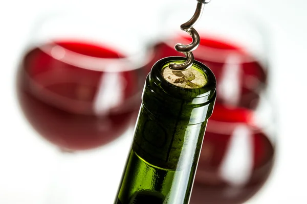 Zbliżenie otwarcia zielone butelki wina — Zdjęcie stockowe