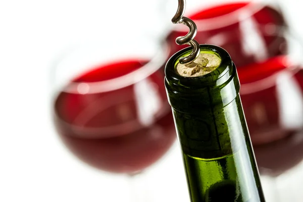 Yeşil şişe şarap açma — Stok fotoğraf