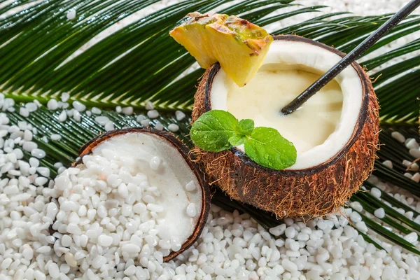 Closeup de pinacolada em um coco — Fotografia de Stock