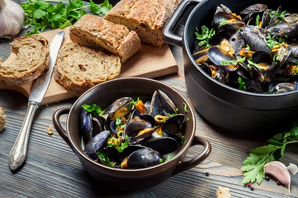 Closeup of homemade way of serving mussels — Stock Photo, Image