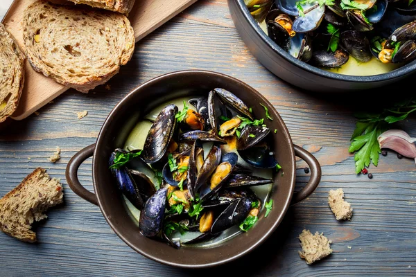 Closeup of mussels served with bread in a country way — Stock Photo, Image