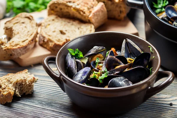 Mussels prepared at home with bread — Stock Photo, Image