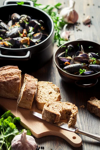 Musslor serveras med bröd — Stockfoto