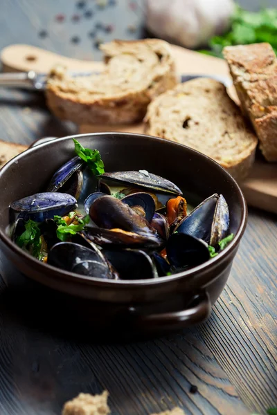Closeup of Mussels served with bread — Stock Photo, Image