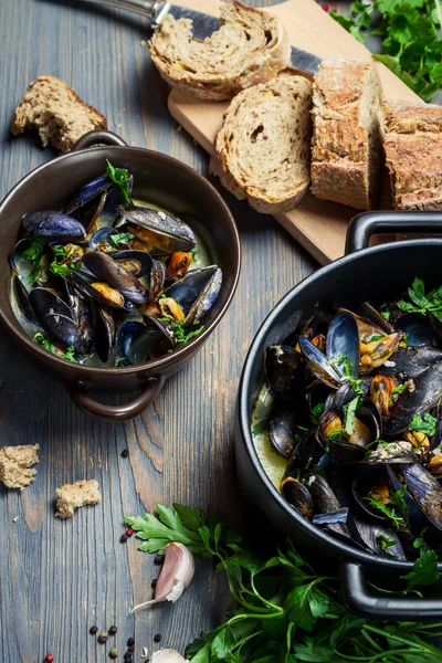 Fresh ingredients to prepare mussels — Stock Photo, Image