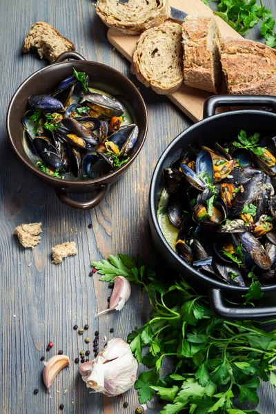 Ajo fresco y perejil para preparar mejillones — Foto de Stock