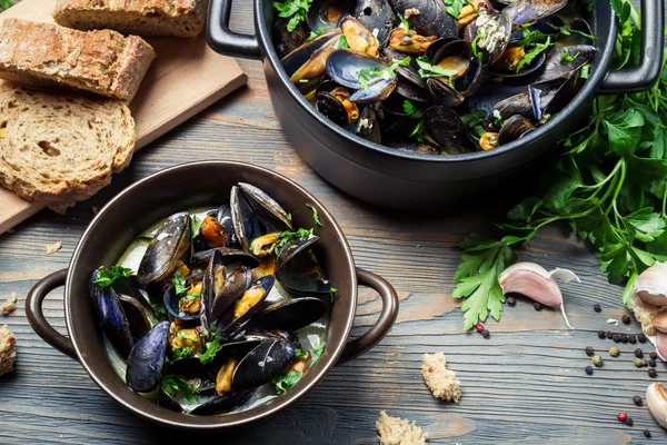 Homemade way of serving mussels — Stock Photo, Image