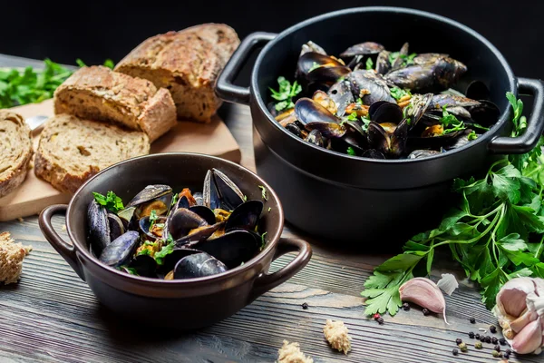 Cozze e verdure fresche servite a casa — Foto Stock