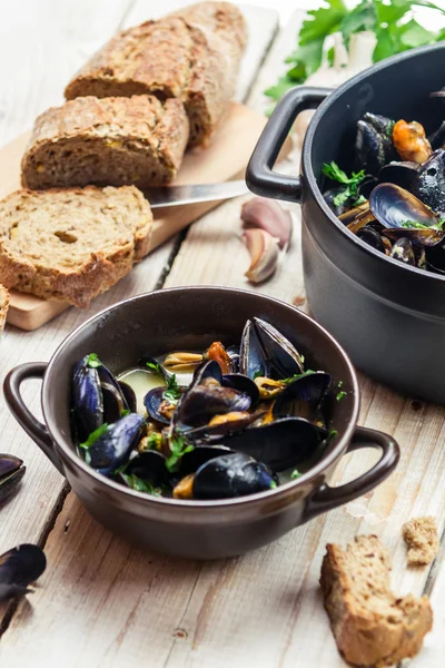 Cozze appena cotte a casa e servite con pane — Foto Stock