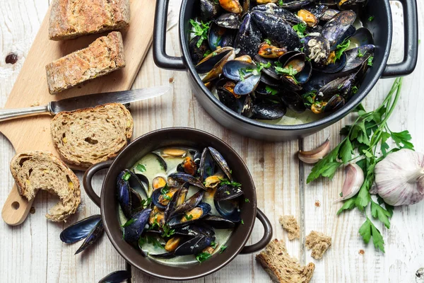 Farine de moules servie avec pain au bord de la mer — Photo