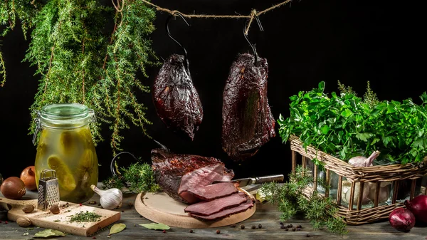 Mesa de granja ricamente llena con jamón fresco — Foto de Stock