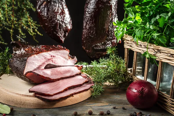 Close-up van vers gerookte ham in een landelijke pantry — Stockfoto