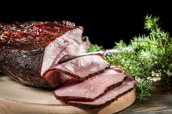 Stück geräucherter Schinken in Scheiben — Stockfoto