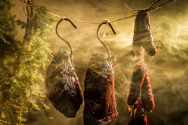 Jamón colgante en el ahumadero —  Fotos de Stock