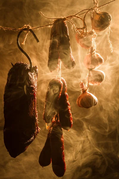 Presunto fumado de uma forma tradicional no fumeiro — Fotografia de Stock