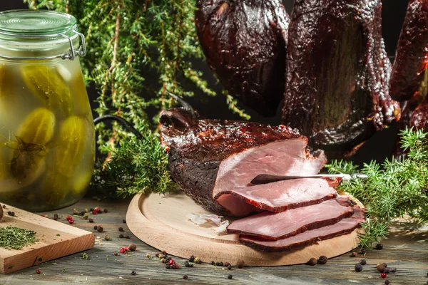 Jambon fraîchement fumé dans un garde-manger rural — Photo