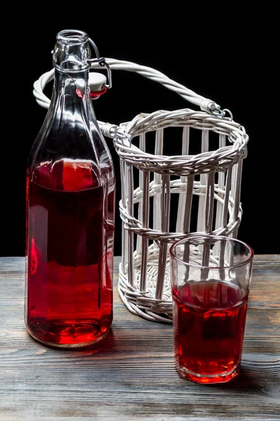 Vecchie bottiglie con succo rosso — Foto Stock
