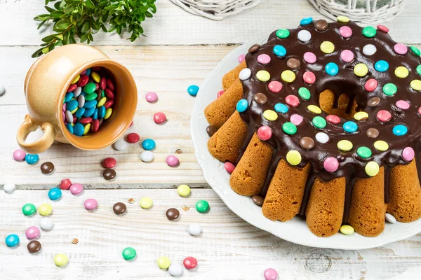 Gâteau de Pâques traditionnel avec des bonbons — Photo