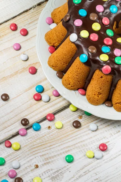 Bolo de Páscoa com esmalte de chocolate decoração com doces — Fotografia de Stock